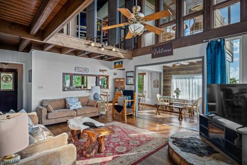 Mountain Retreat Ruby's Roost Home & Loft