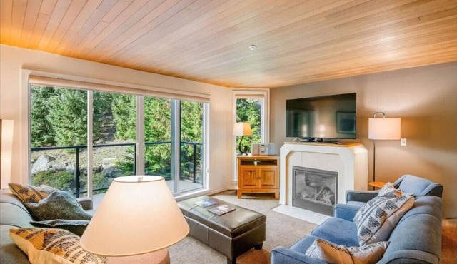 Mountain View 2BR: Pool, Hottub, Ski Storage, Games Room, 5 mins to Village