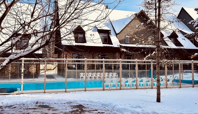 Mountain View Chalet - Large Outdoor Pool and Hot tub - Pet Friendly