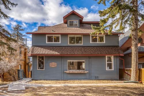 Mountain View Retreat in the heart of Banff - Massive House Sleeps 23