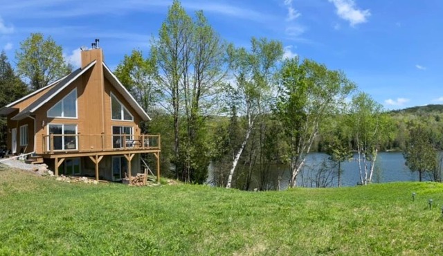 Mountainside Lakefront Cottage/Home