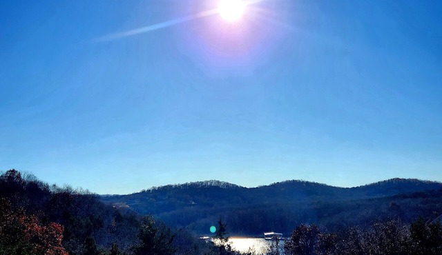 Mountaintop Hideaway Walk-In Condo - King Bed - Lake view - NEXT TO SDC