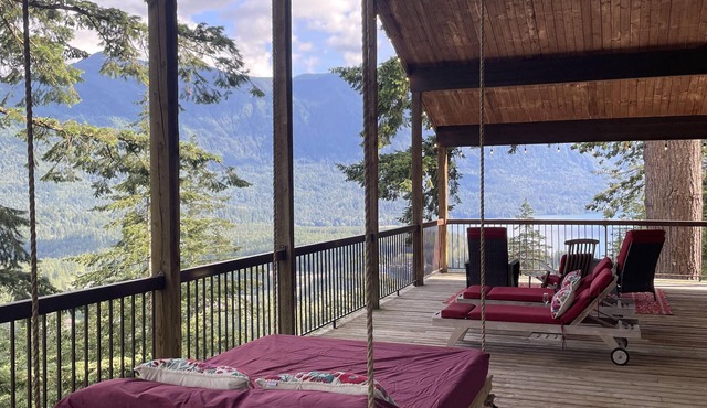 Mountaintop retreat with panoramic views 10 minutes from Cultus Lake.