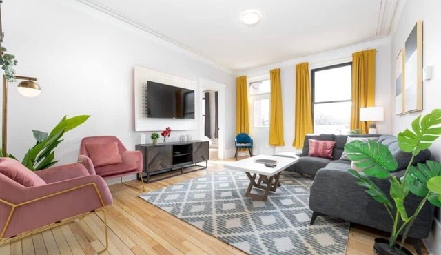 MTLVR #17 | Mount-Royal Park gem, sleeps 12