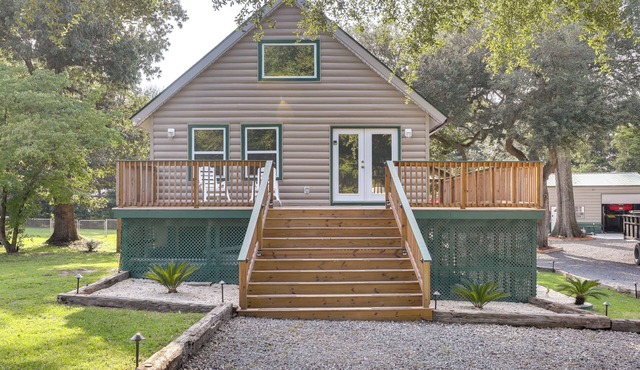 Multi-Level Bonneau Cabin: Walk to Lake!