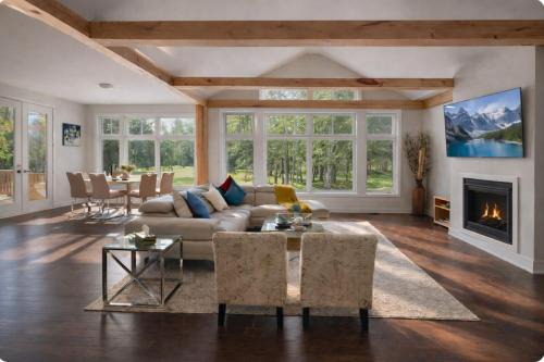 Muskoka Cottage Retreat with BBQ, Fire pit and Game Room Fun