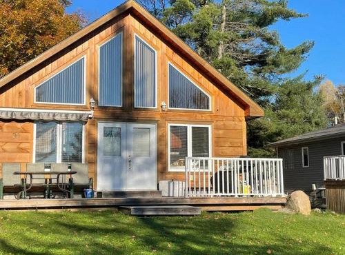 Muskoka Lakefront 3-bdrm Chalet #90