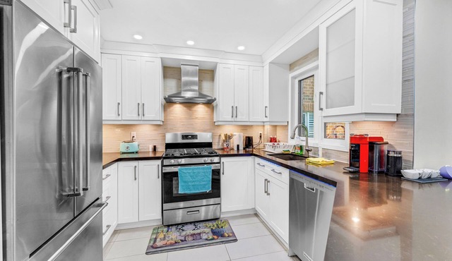 Mystic Mansion in Mississauga w/Party Rm Sleeps 10