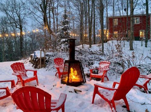 Nature retreat with HOT TUB and lake access & watercraft