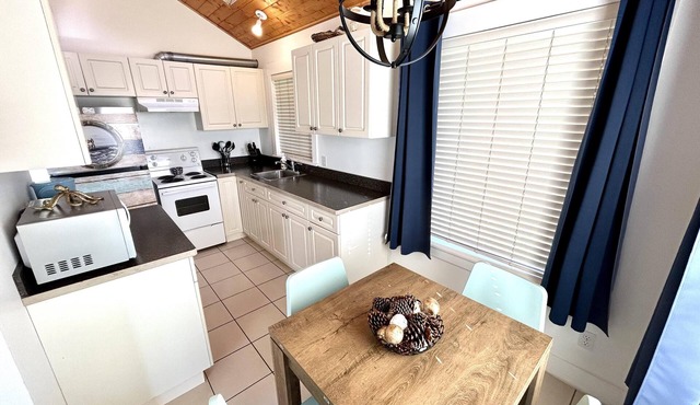 Nauti Cabin with HOT TUB! - Shuswap Vacations and Sledding Accommodation