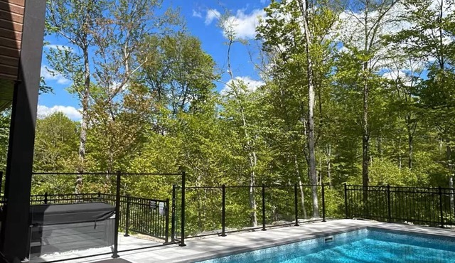 Near Mont-Tremblant: Pool, Hot Tub & Views