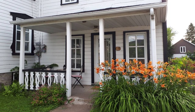 NEAR QUEBEC CITY A CUTE ANCESTRY HOUSE DOWNTOWN A TYPIC QUEBEC VILLAGE
