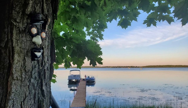 New and Cozy Lakefront cottage under 1.5hr North of Toronto. Kid-Friendlyn