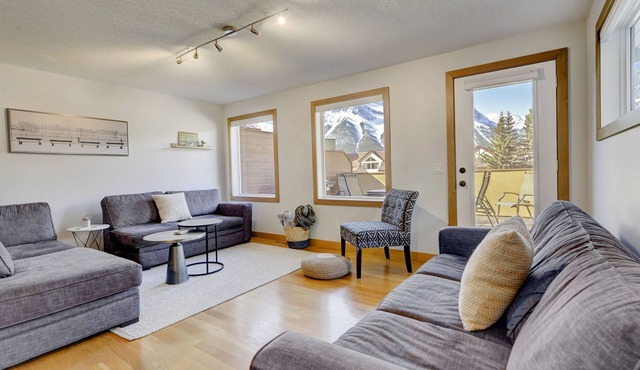 New Canmore townhome. Amazing views and walk to downtown