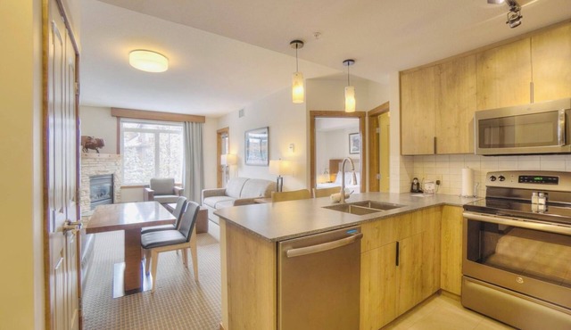 *NEW* Chic Remodelled | 2HOT TUBS | Top Rated Resort | MINUTES TO BANFF