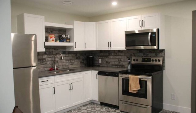 NEW Cozy Modern Full Basement Suite (Mins To DT)