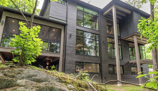 NEW! Lagom Trad | 5 Bedrooms | Private Hot Tub in Forest | 1 Min to Tremblant Resort