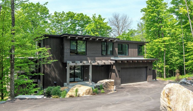NEW! Lagom Tyst Chalet | 7 Bedrooms | 4700 sq.ft Luxury | Hot Tub & Garage | Near Resort
