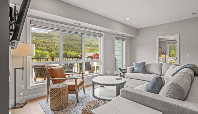 New Top Floor 3Bed/2Bath, sleeps 8. Outdoor pool and Hot Tub Open Year Round!