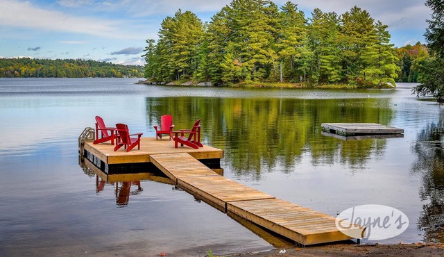 Newly renovated, 4 + 1 bdrm, 2 bath, Turtle Lake, Sand Beach, Privacy!