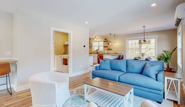 Newly Constructed Two-BR Retreat Near Portland