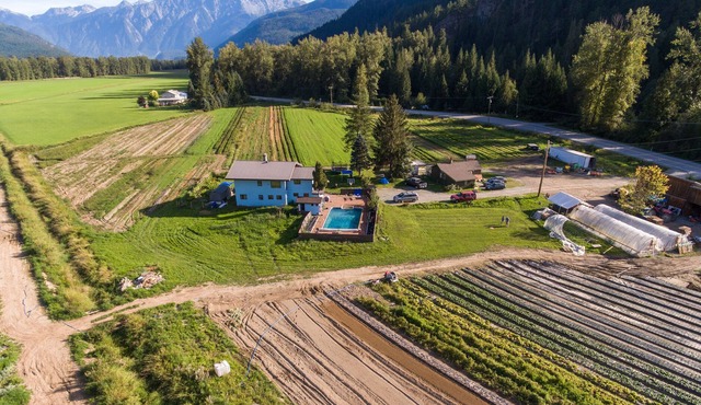 Newly renovated 2 bedroom cabin on Blue House Organics Farm