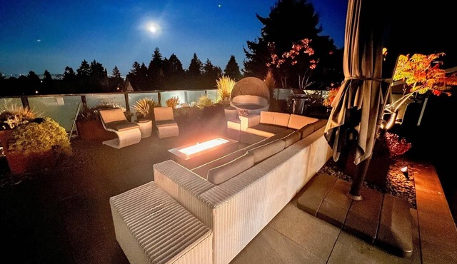 Newly Renovated Home w/In-Door Pool, Sauna, Outdoor Jacuzzi, Gym & more!