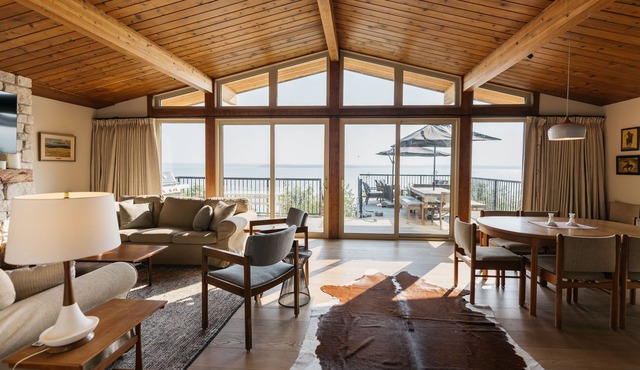 Newly Renovated Luxury Lake Front Cottage with Private Dock