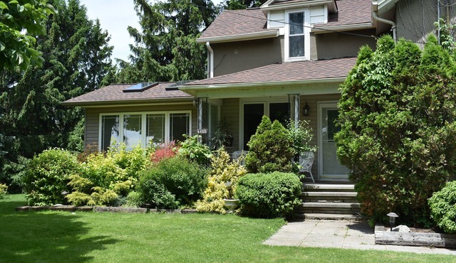 Niagara Farmhouse Retreat - pet friendly country apartment