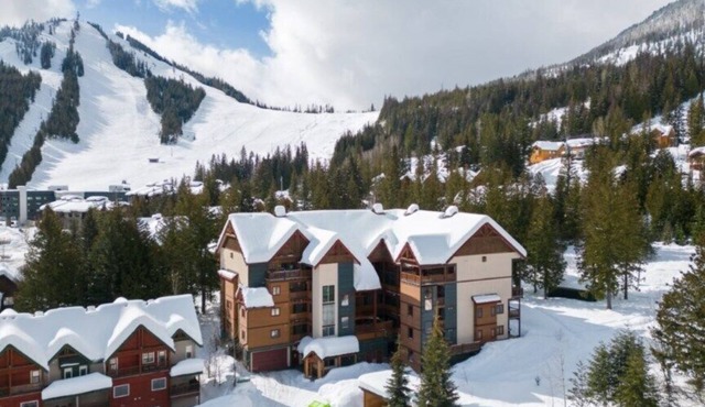 Nicely appointed 3 Bedroom, 2 Bath Condo. Sleeps 8, 5 Minute walk from RED.