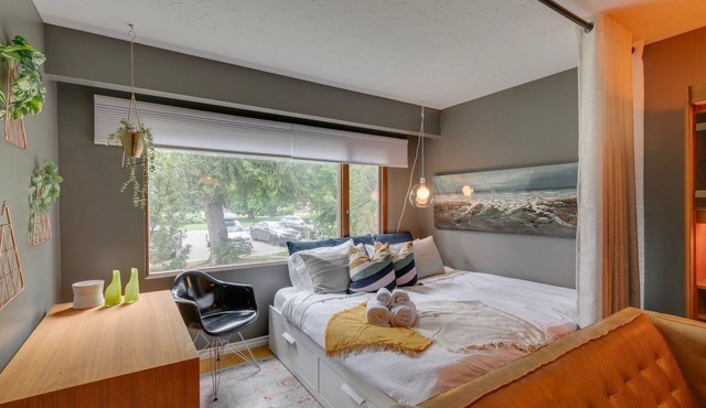 No. 1 Rosetree Suites - 3 Beds - Perfect Family Location in Calgary