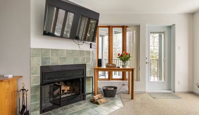 O'Tremblant-Nature with Fireplace/Plein air avec foyer