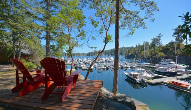 Ocean Breeze Bungalow: Relax by the Waterfront with Modern Comfort and Scenic Views
