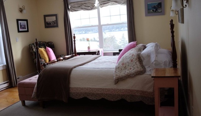 Oceanfront Cottage in quiet Newfoundland town 30 minutes from St John's