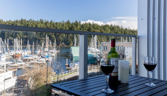Oceanfront Suite - Just minutes away from downtown Nanaimo! Special offers