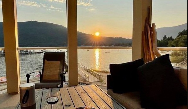 On the Beach! 2 Bedroom 2 Bathroom Waterfront Condo with boat slip.