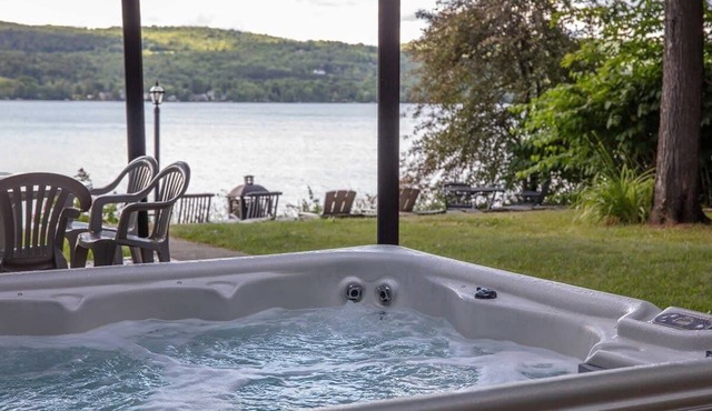 On the edge of lac Lovering - Spa - Monthly