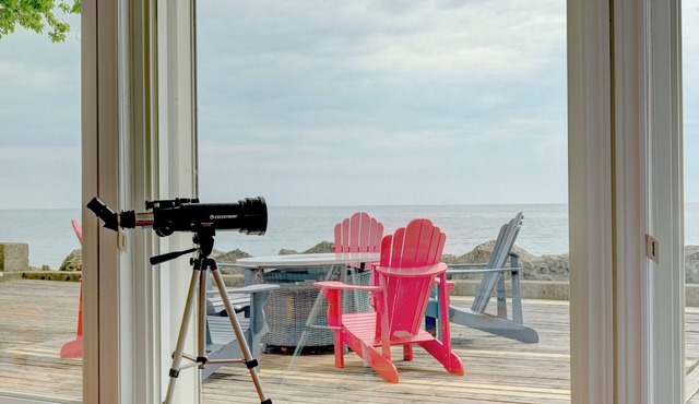 On The Rocks Waterfront Retreat Near Point Pelee