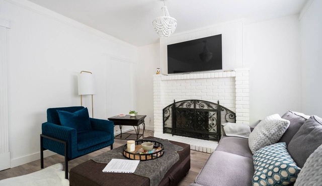 One bed Suite Near One Of Victoria's Sandiest Beaches! Lovely Neighborhood.