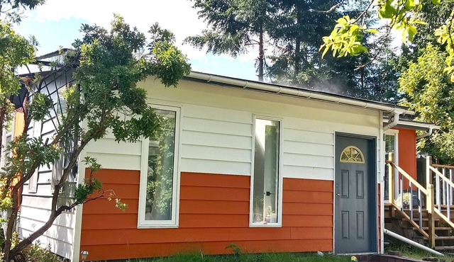 Orchard Cottage in Lantzville near Nanaimo Brand New Renovation