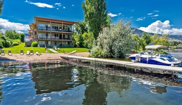 Osoyoos Lakefront, Perfect Summer Vacation Spot, Pool, Hot Tub and Private Beach