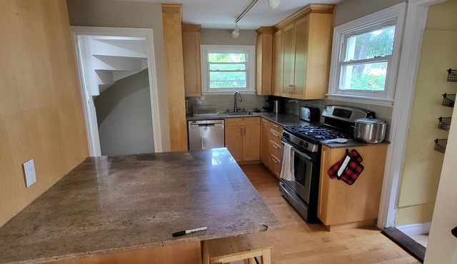 Ottawa Ontario Detached Home 4 Kilometers from City Manor Park 4 Bed