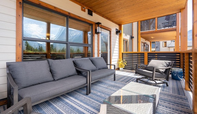 Panorama Rocky Views! Luxurious condo, w/Hot Tub, Spring Creek, Downtown