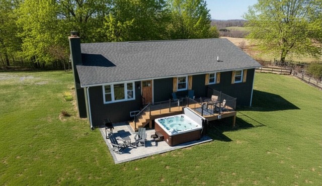 Panoramic Mountain Views + Private Hot Tub — Your Ultimate Shenandoah Valley Escape
