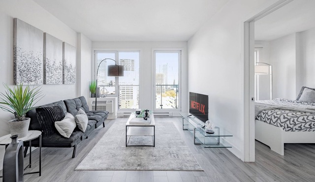 Panoramic Penthouse w Montreal Skyline - Pool&Spa