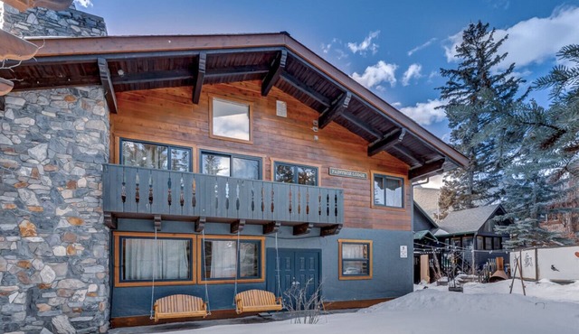 Pantbox Lodge · Paintbox Lodge~Sleeps 21~