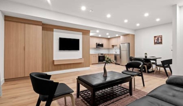 "Pavia" modern luxury suite with parking U of C