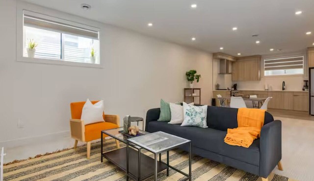 Pavilion Lakefront Luxe 3 Bedroom near Lake with AC in charming Chestermere