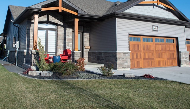 Peaceful 3 Bedroom Home w/ Hot Tub + Games Room