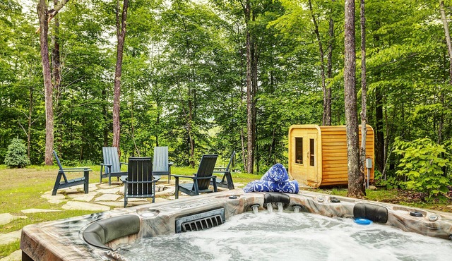 Peaceful Chalet. Spa, Sauna & BBQ. 15 minutes To Tremblant. Pet Friendly!